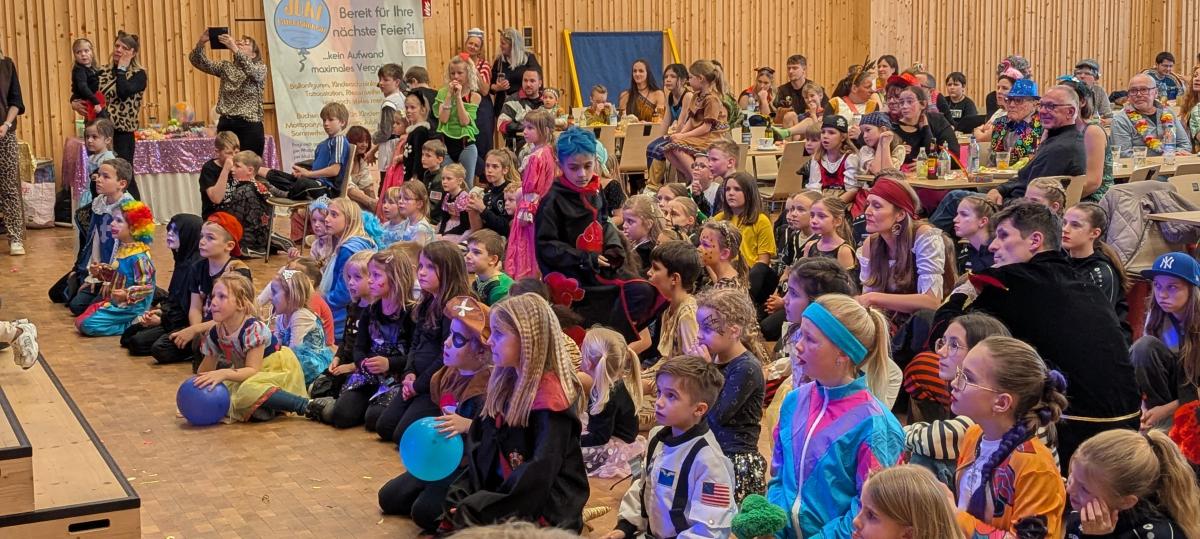 Bunte Kostüme und fröhliche Stimmung beim Kinder- und Familienfasching