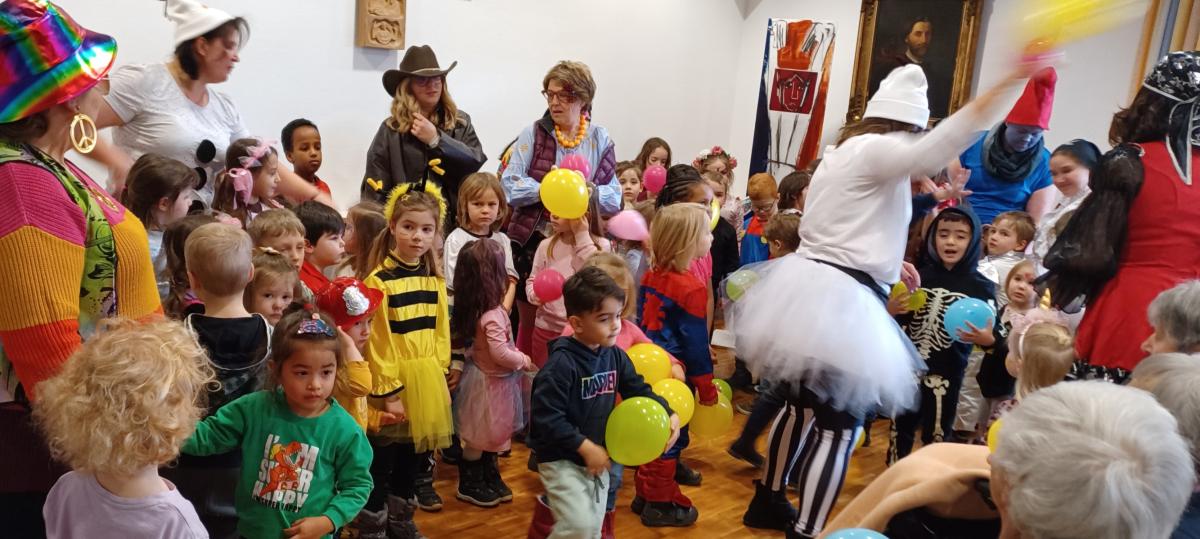 Kinder machen Krach und verbreiten gute Laune im Kreis-Seniorenwohnheim St. Andreas