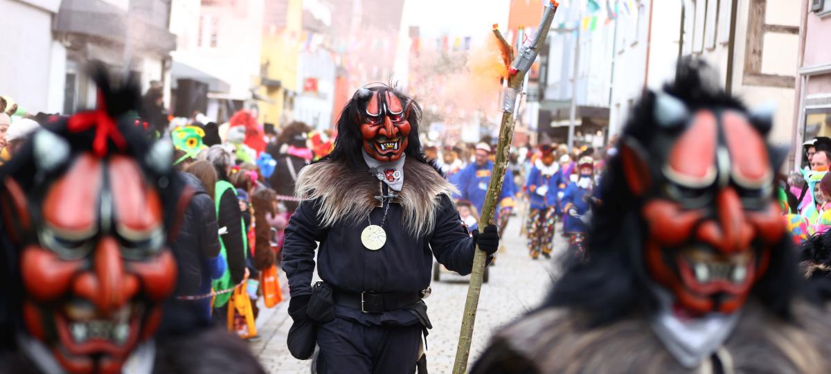 8000 bis 10.000 Menschen lassen den Fasching in Weißenhorn weitgehend friedlich ausklingen