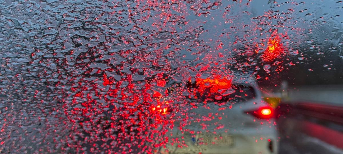 Zusammenstoß mit Lkw: Mann nach Glätteunfall leicht verletzt