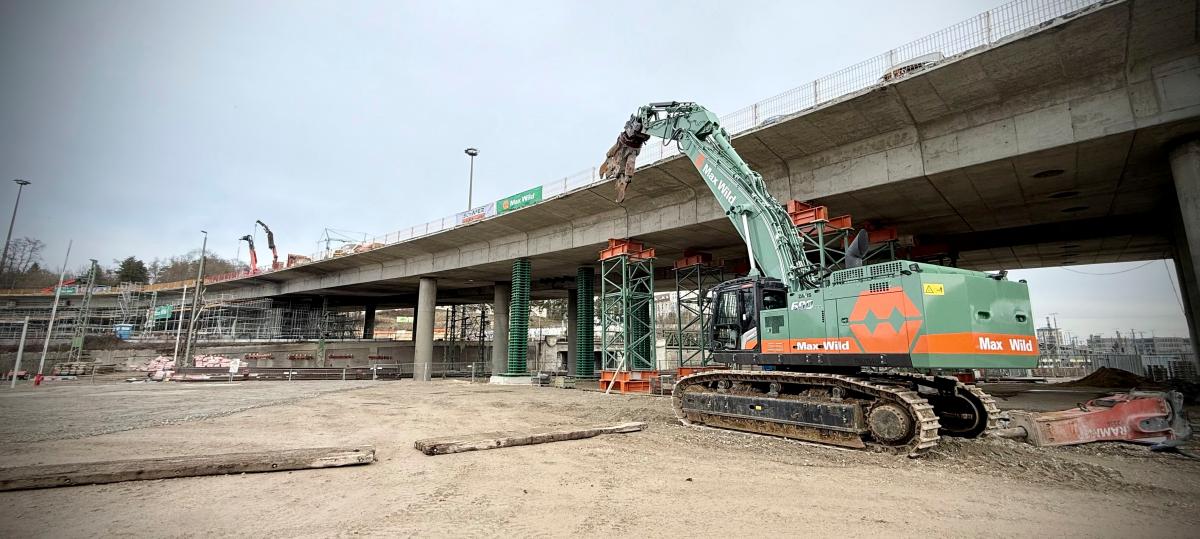In dieser Nacht ist es so weit: Der erste große Kran kommt auf die B10-Baustelle