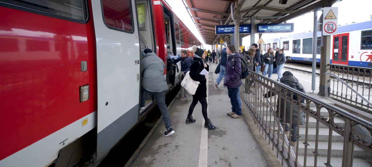 Überfüllte Züge, verpasste Anschlüsse: Bahn-Pendler brauchen derzeit viel Geduld