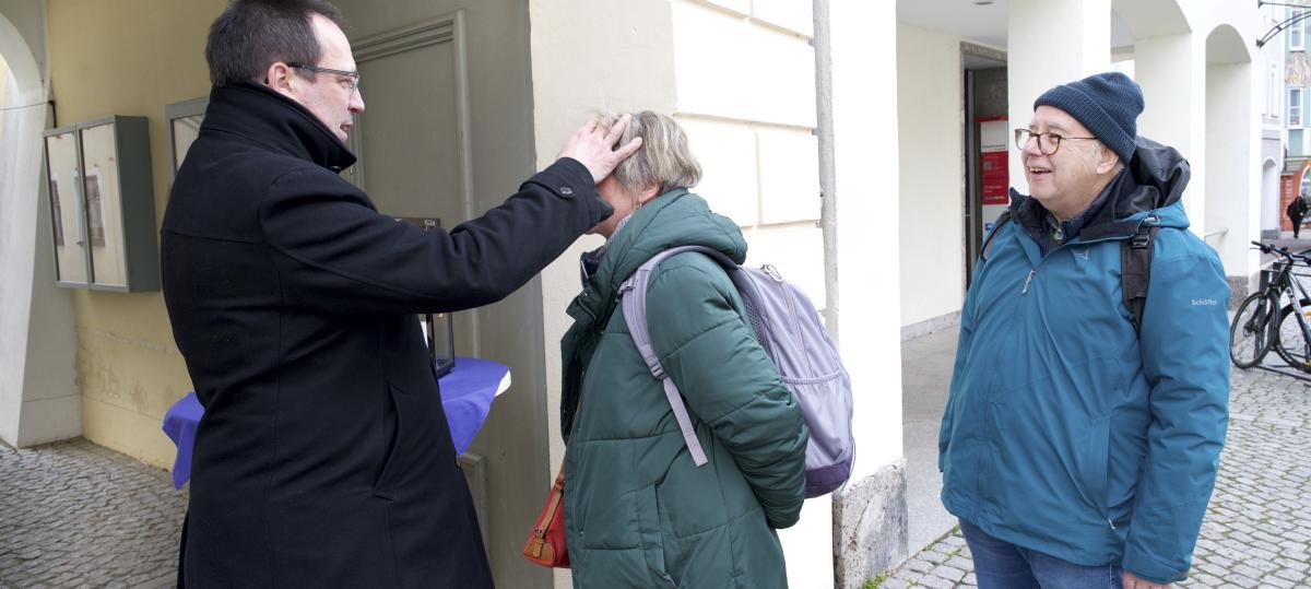 Segnung: Das Aschenkreuz zwischen H&M und Bäcker in Landsberg