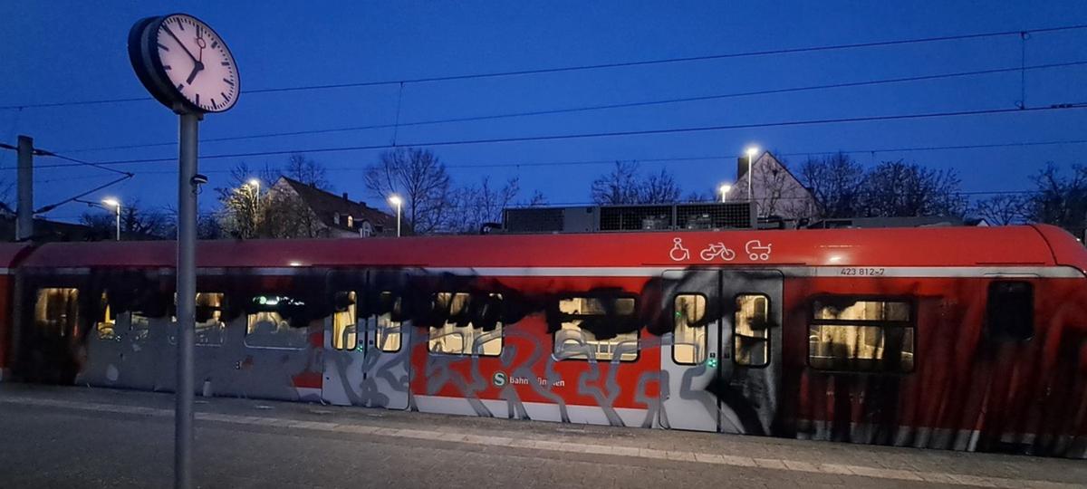 S-Bahn mit riesigem Graffiti beschädigt: Polizei schnappt 22-Jährigen