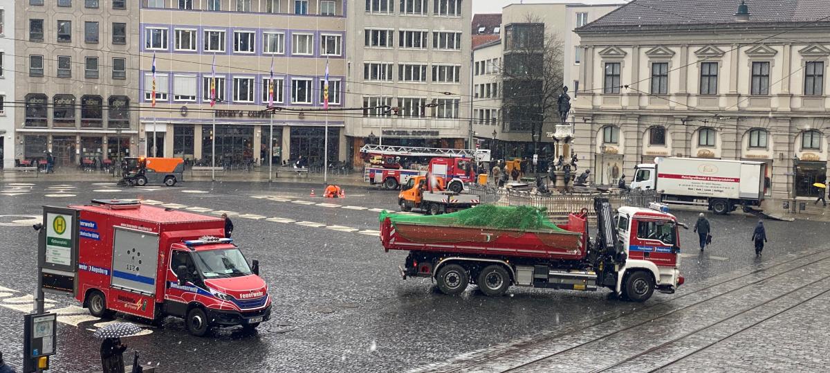 Feuerwehreinsatz in Augsburg: Der Narrenbaum begibt sich auf die letzte Fahrt