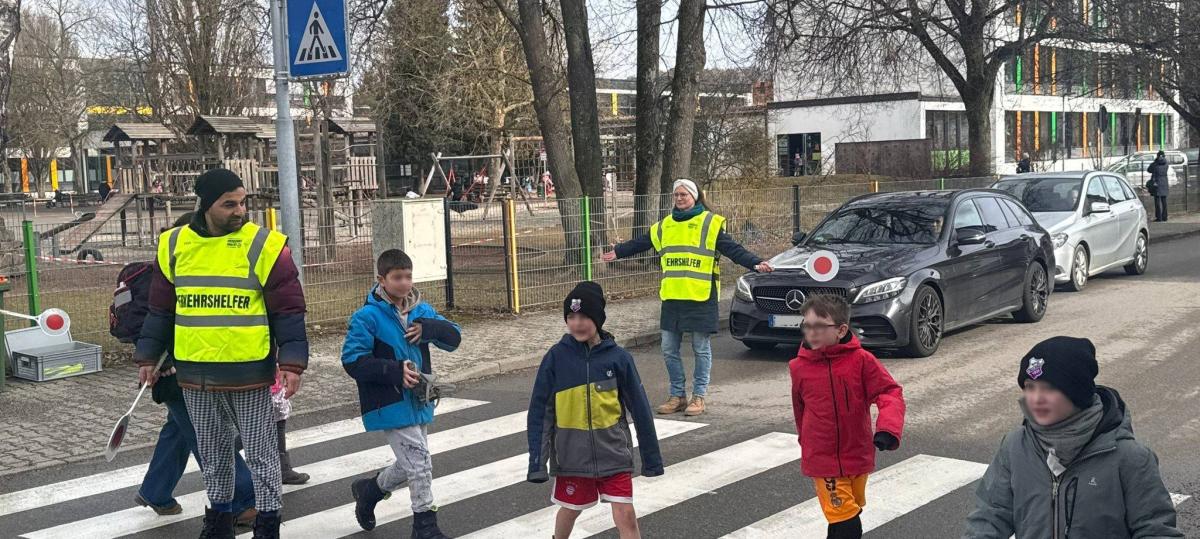 Schulweghelfer gesucht: Eltern passen morgens an der Grundschule Illertissen auf