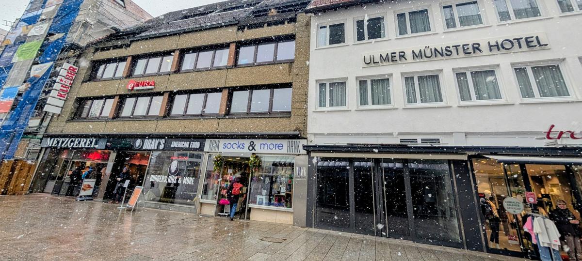 Stühlerücken am Ulmer Münsterplatz und ein neuer Laden