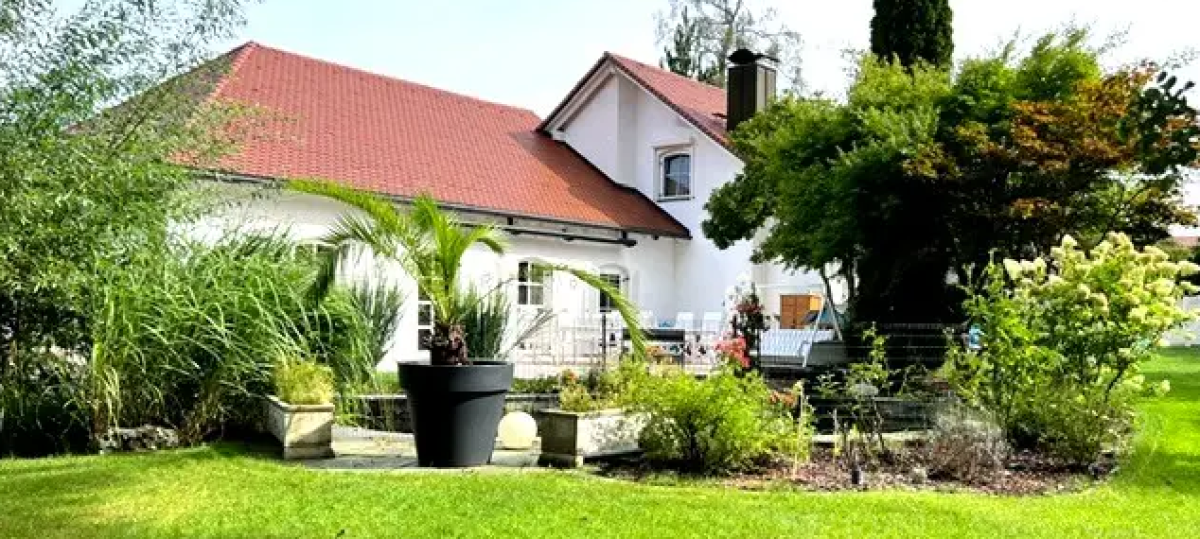 Mit Pool, Sauna oder Gästehaus – diese besonderen Häuser werden in und um Augsburg verkauft