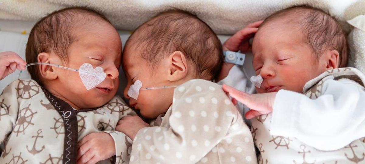 Dreifaches Babyglück: Eineiige Drillinge am Klinikum in Bamberg geboren