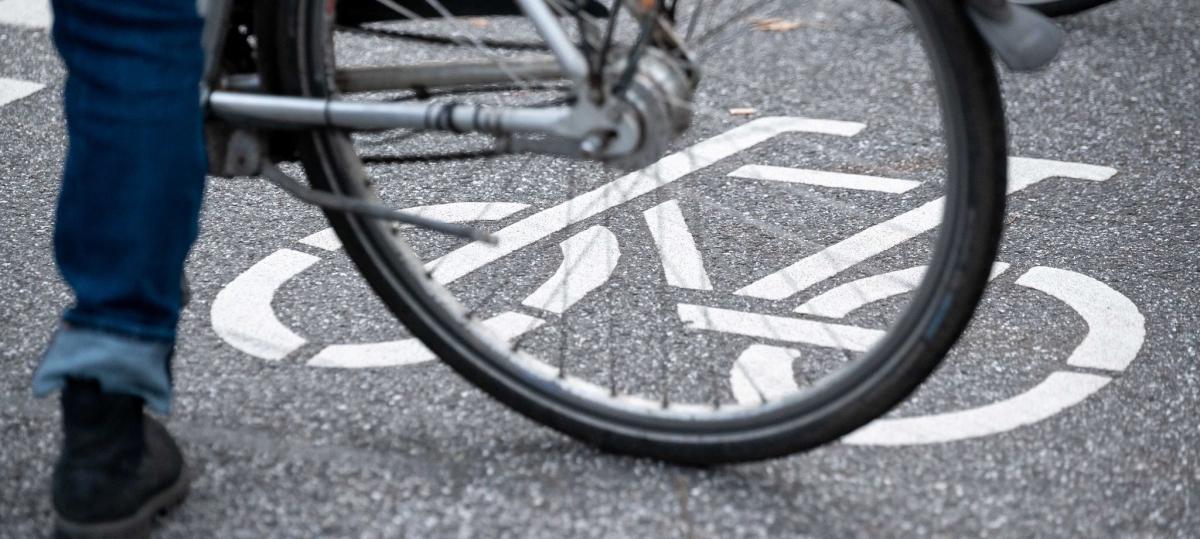 Autofahrerin übersieht Radfahrer in Senden: Polizei sucht Unfallbeteiligten