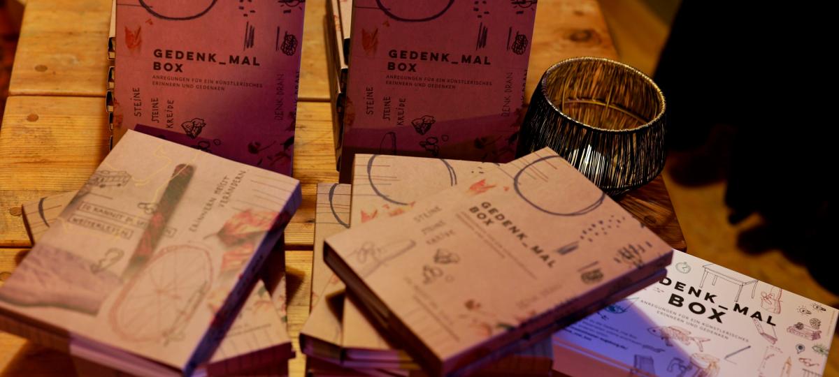 Ein Werkzeugkasten für das Erinnern: Plan A des Staatstheaters präsentiert die "Gedenk_mal Box"