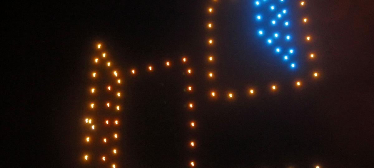 Drohnen zeichnen Bilder in den Nachthimmel: Semler feiert das Firmenjubiläum spektakulär