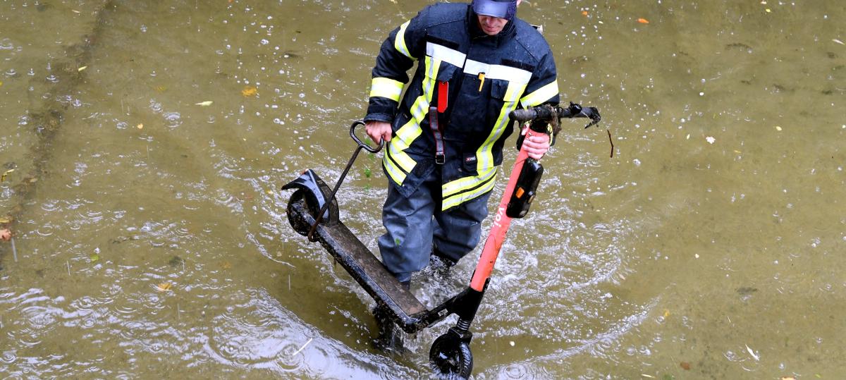 Unbekannte werfen E-Scooter in den Hettenbach