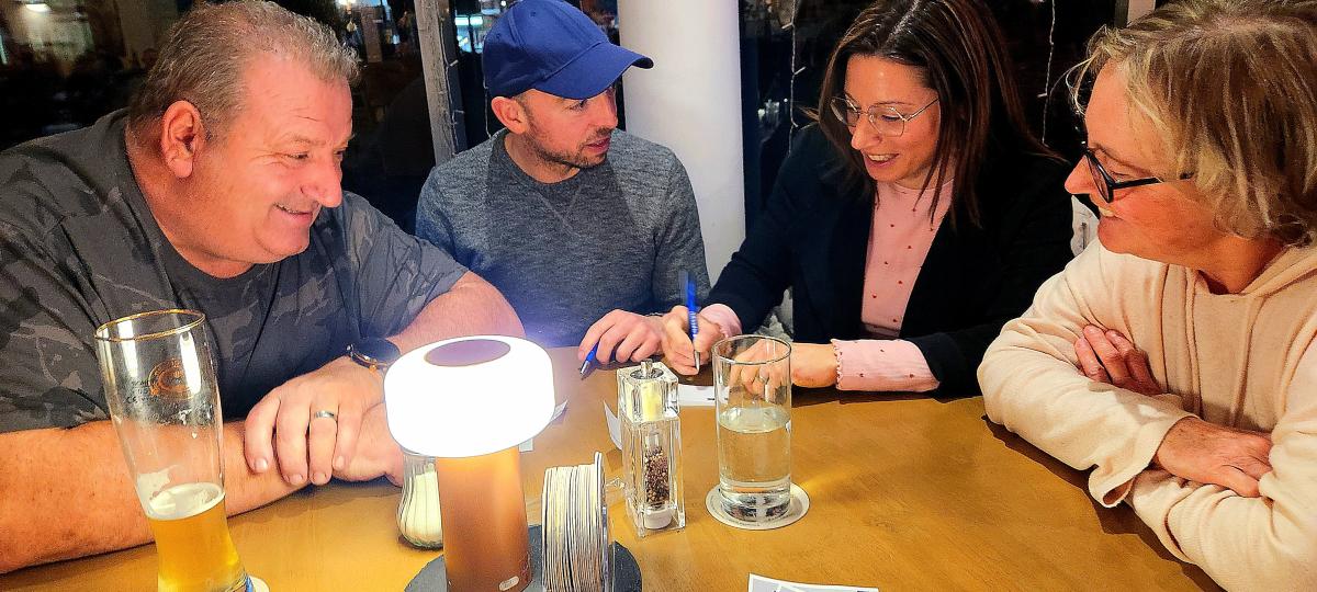 „Striktes Handyverbot“: Beim Pubquiz in Senden dreht sich alles um Demokratie