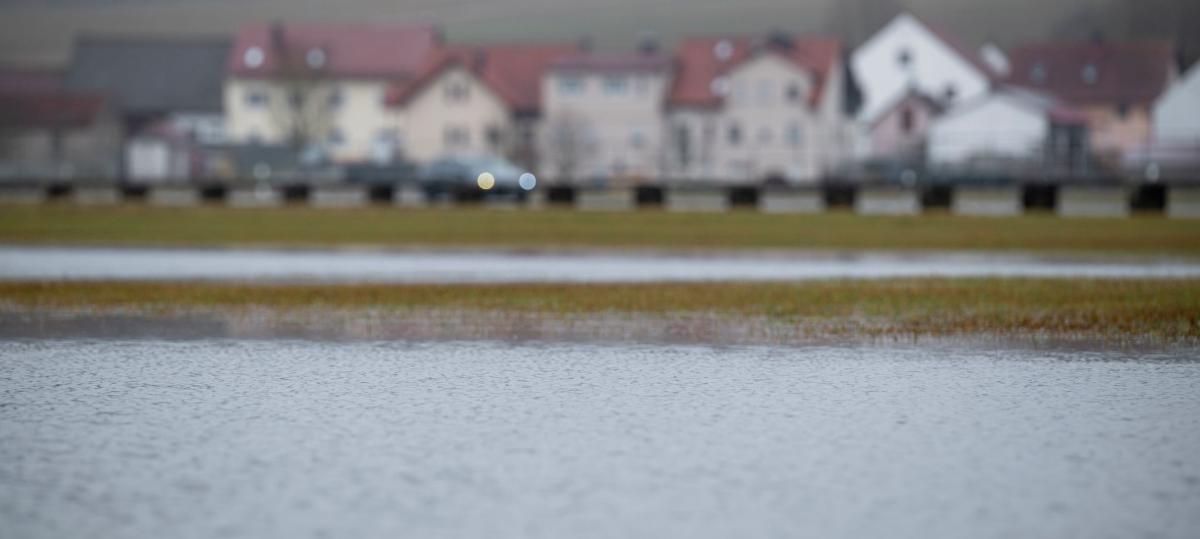 Pegel im Donau-Ries erreichen Meldestufe 3: Warnung vor Hochwasser in bebauten Gebieten