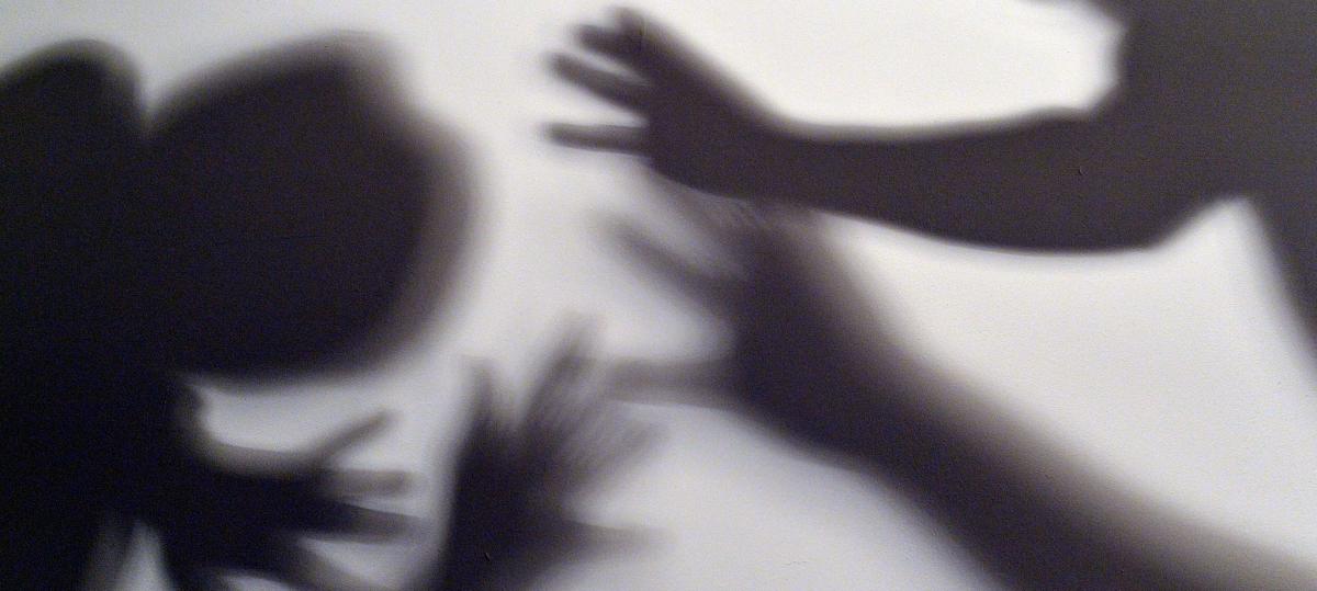 An Hals gepackt und verletzt: Mann attackiert Ex-Nachbarin nach Streit im Garten