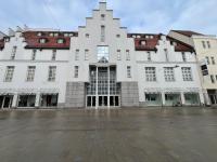 Das Kaufhof-Gebäude in Ingolstadt steht seit 2020 leer. Die ÖDP will prüfen lassen, ob die oberen Etagen nicht als Klassenzimmer genutzt werden könnten.