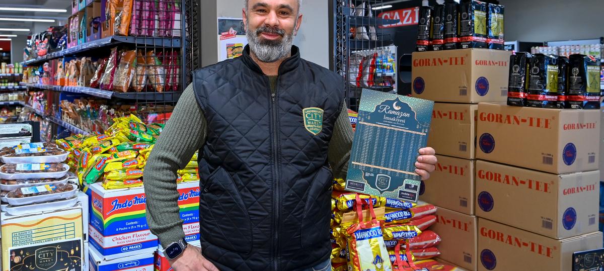 Fasten zwischen vollen Regalen: Ramadan im Supermarkt