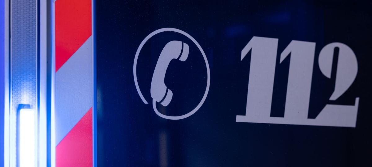 Auto kommt in einer Kurve von der Straße ab: Fahrerin wird schwer verletzt