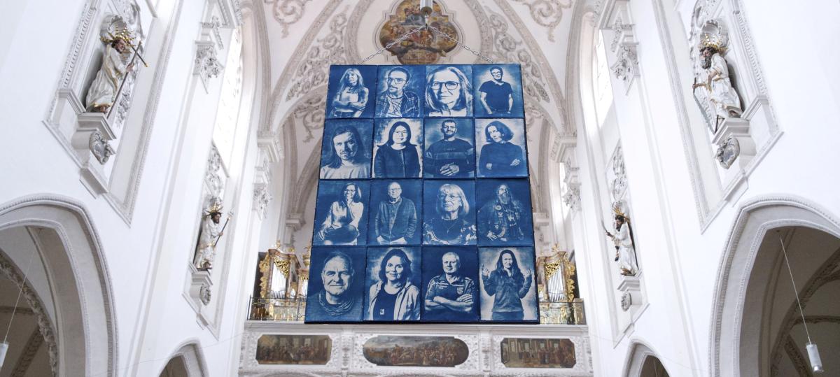Zu Asche, zu Staub: Eine Ausstellung direkt in der Stadtpfarrkirche