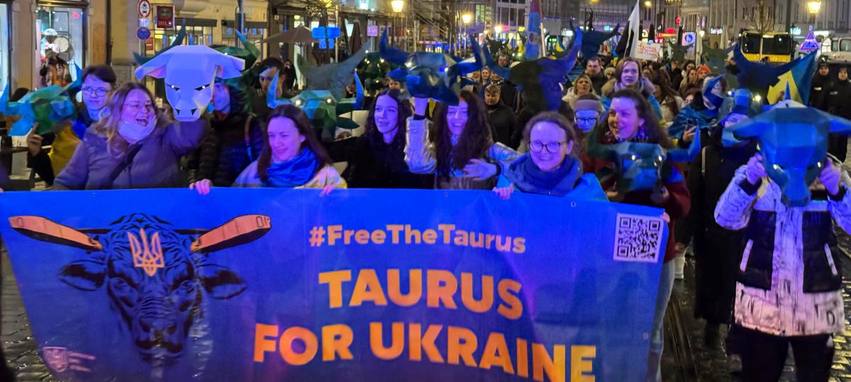 Vier Jahre Krieg: Hunderte Demonstranten fordern Raketensystem für die Ukraine