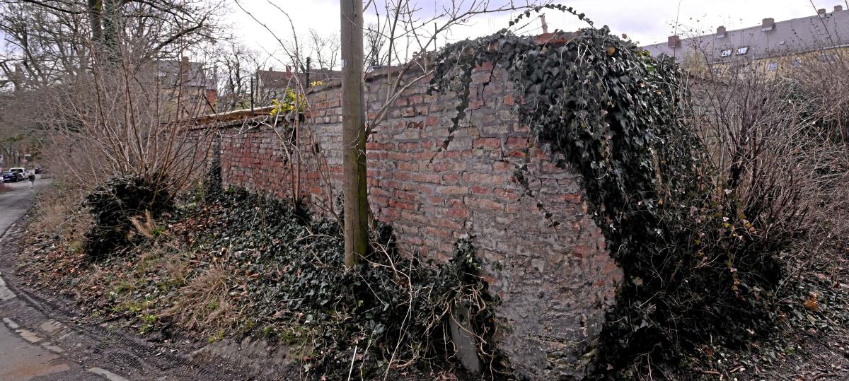 Ehemalige Friedhofsmauer am Lueginsland muss saniert werden