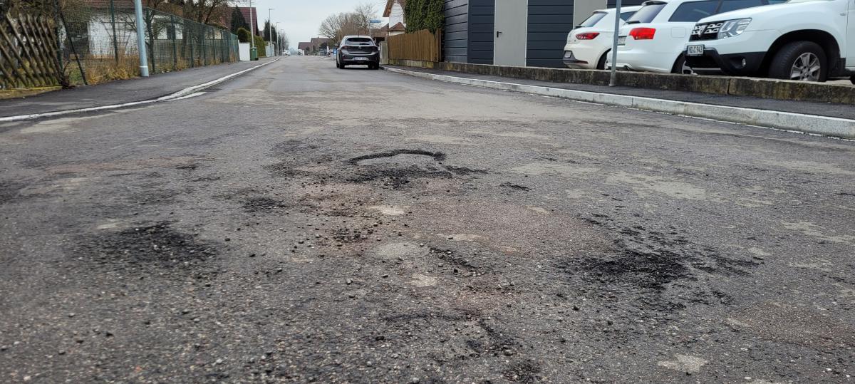 „Blöd gelaufen“: Neuburger Schulstraße muss nach nur wenigen Monaten erneut asphaltiert werden