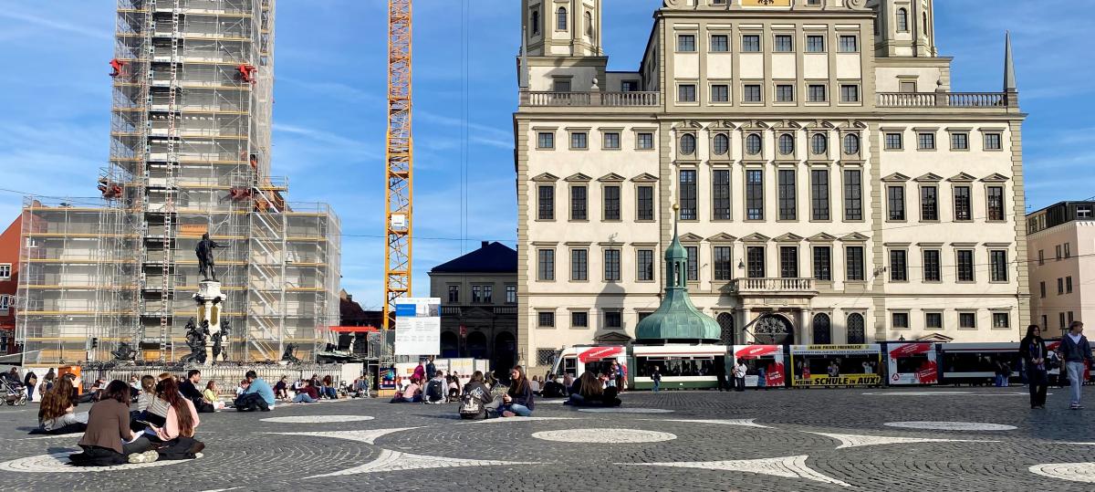 Sitzplatz in der Sonne vor dem Rathaus: Der Frühling zeigt sich in Augsburg