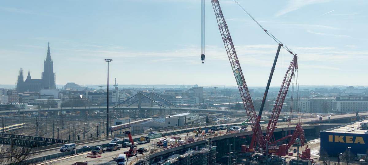 Er ist der Star der B10-Baustelle: Ulms Mega-Kran ist aufgebaut