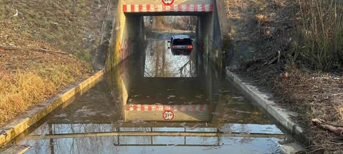 Frau aus Auto gerettet: kurioser Einsatz der Feuerwehr Fahlheim