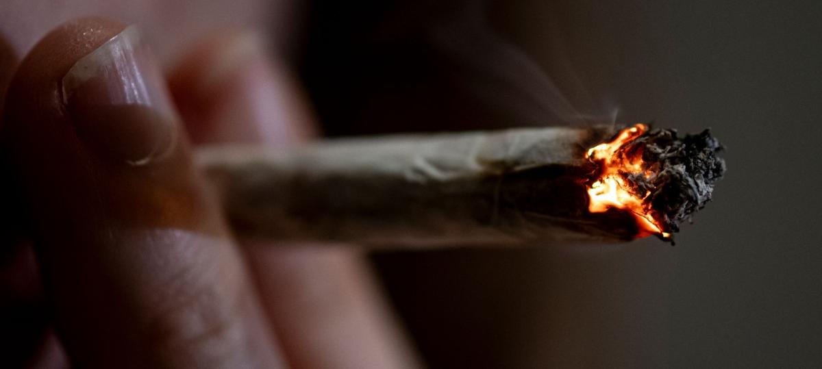 Polizei Illertissen stoppt Fahrer mit Joint in der Hand