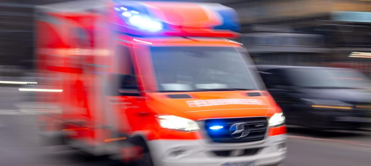 Fahrer übersieht Kleinkraftrad: Junger Mann muss in die Klinik