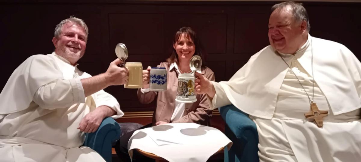Fragen auf dem Bierdeckel: Beim Fastenbier plaudern Patres aus dem Nähkästchen