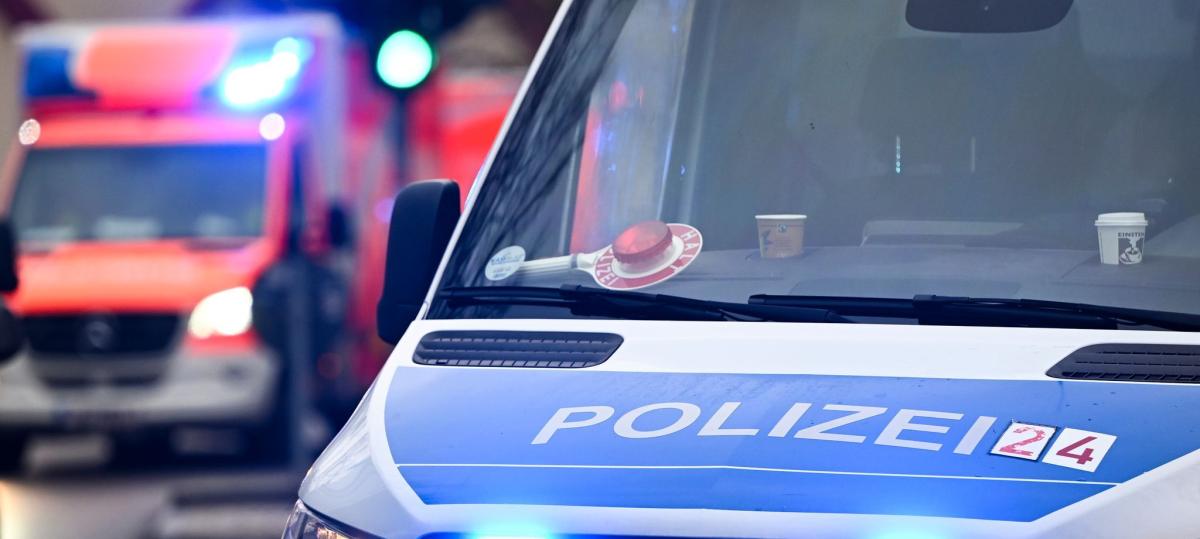 Schwerer Unfall auf der A7: Auto schleudert von der Autobahn, Helikopter ist im Einsatz