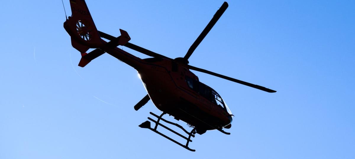 Radfahrer schlägt mit Kopf auf Asphalt auf: Hubschrauber fliegt Verletzten in Klinik