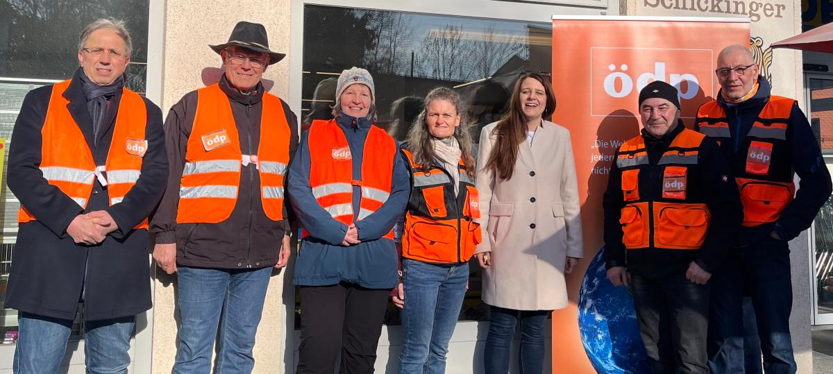 Daniela Groß zu Besuch am Wahlstand der ÖDP Egling