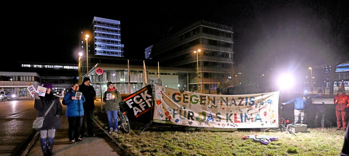 Rund 40 Menschen demonstrieren gegen AfD-Teilnahme bei Live-Podiumsdiskussion in Augsburg