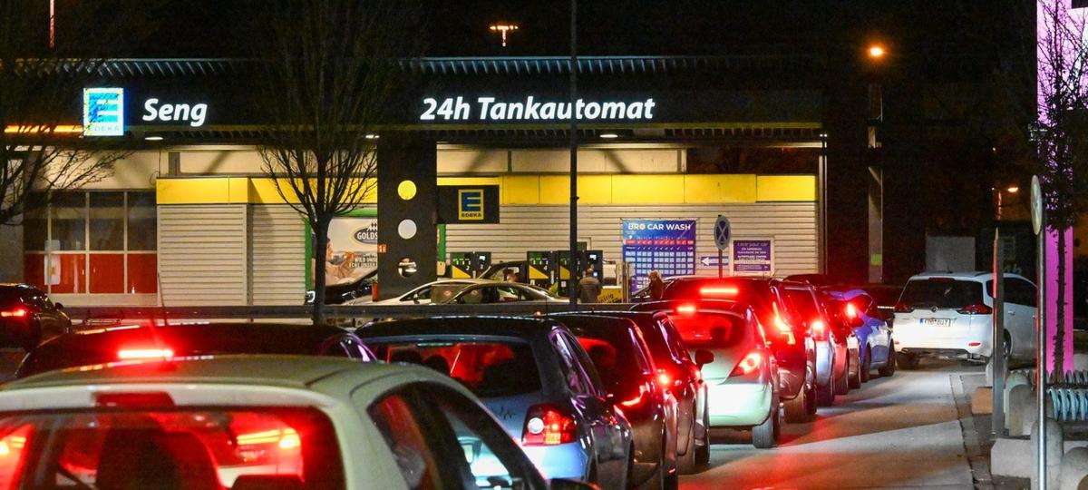 Ansturm auf Augsburger Tankstelle: Polizei muss Streit unter Autofahrern schlichten