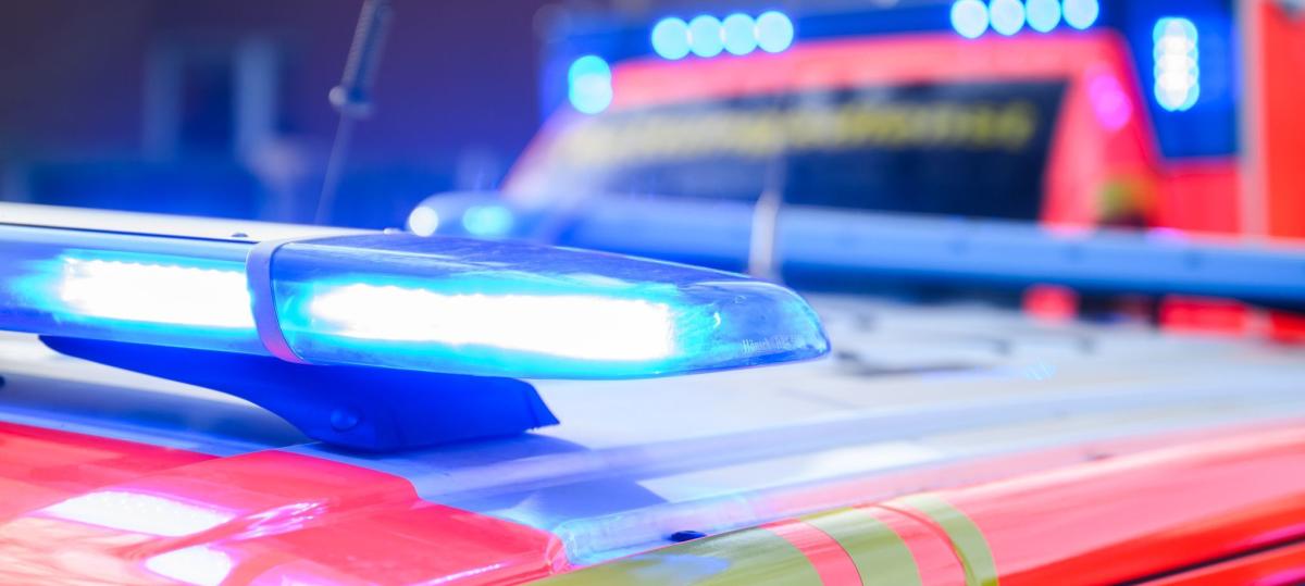 Bus und Pkw stoßen frontal zusammen: B492 nach Unfall gesperrt