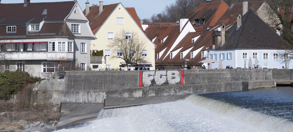 Massiver Ärger über Schmierereien: Stadt entfernt Graffitis am Lechwehr