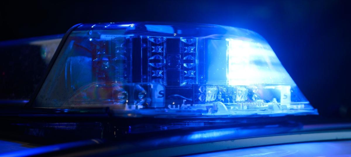 Abzweigung bei Nebel verpasst: Auto kracht gegen Mast und landet fast im Bach