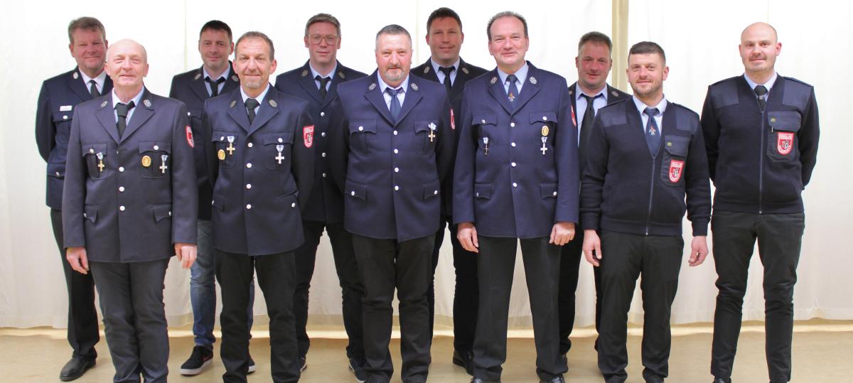 Neun Feuerwehrmänner werden geehrt