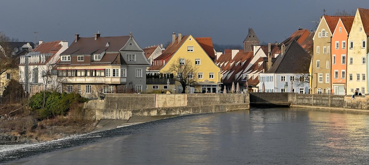 Rettungseinsatz in Landsberg: Mann springt von Brücke in den Lech und stellt sich aufs Lechwehr