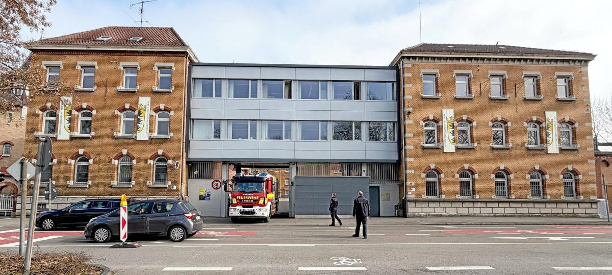 Drei Verletzte bei Brand in Gefängnis-Werkstatt: Feuerwehr und Polizei mit Großaufgebot im Einsatz