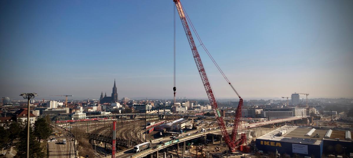 Gigantisch: Jetzt hat der Liebherr-Kran in Ulm seine volle Höhe erreicht