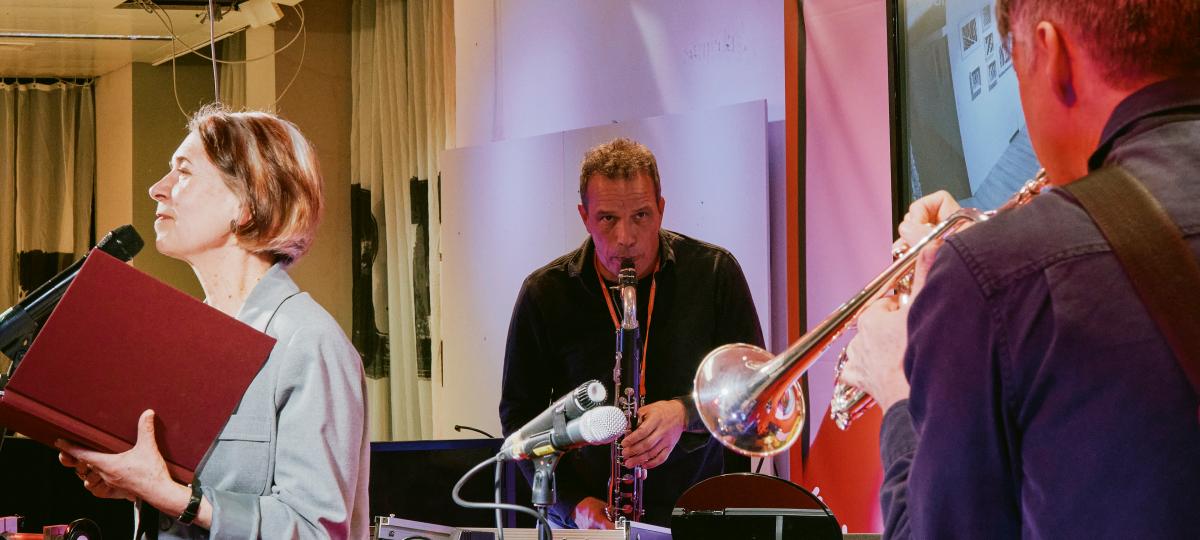 "Hallo Herr Brecht! (Unbekannt aus China)": Was schreiben die Besucher im Brechthaus ins Gästebuch?