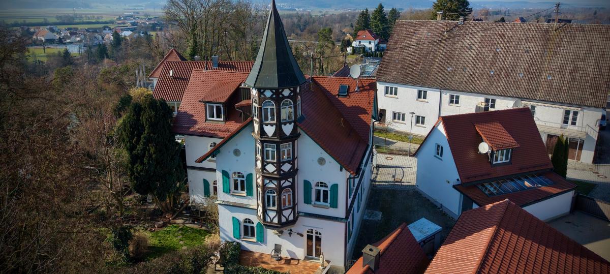 Villa „wie im Märchen“: Historisches Anwesen im Kreis Neu-Ulm steht zum Verkauf