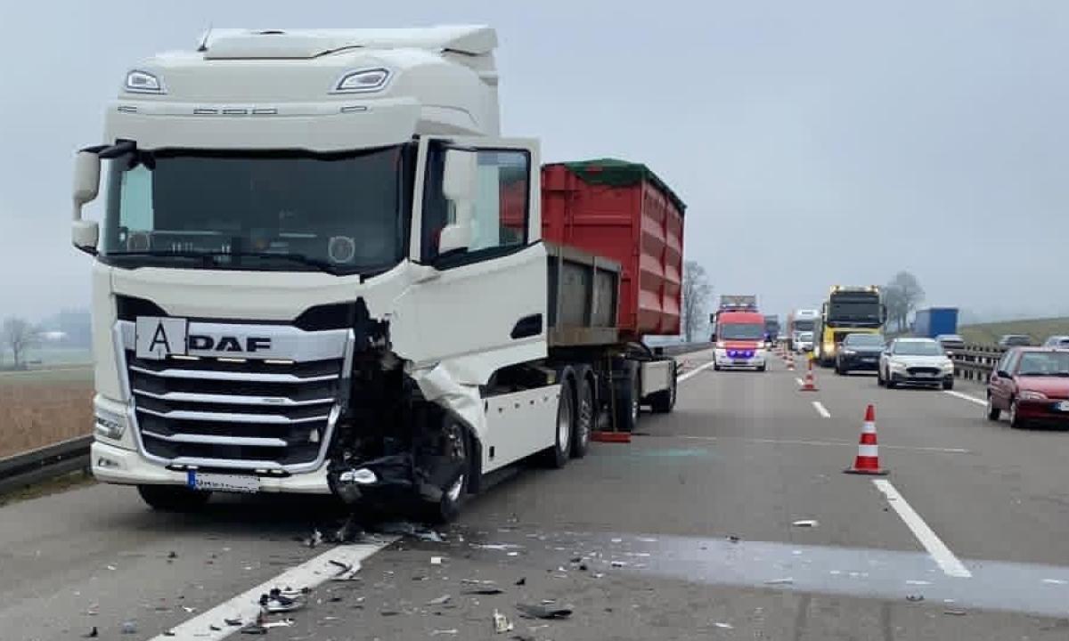 Langer Stau auf der A7 bei Altenstadt Richtung Ulm
