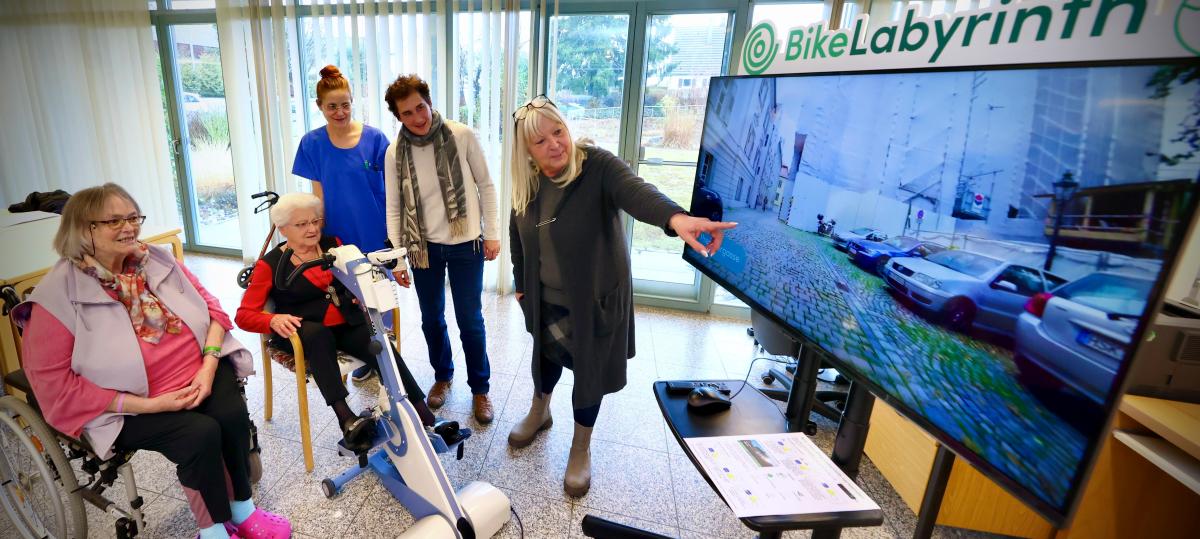 Virtuelle Radtouren im Altenheim: So profitieren die Bewohner von einem neuen Trainingsgerät