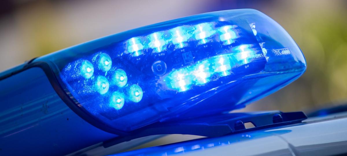 B17: Betrunkener kommt mit seinem Auto von der Straße ab